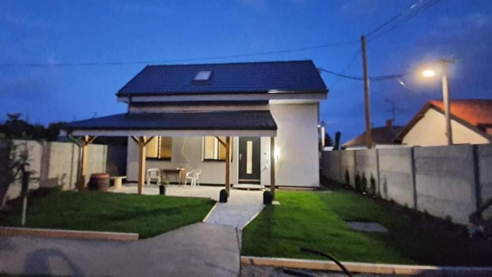 Vikendovy Dom Hlboka Vila Dunajská Streda Exterior foto